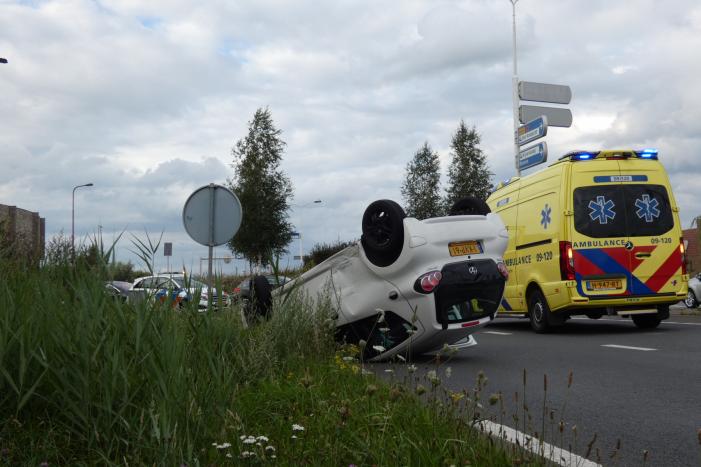 Auto vliegt over de kop en komt op zijn dak terecht
