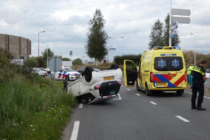 Auto vliegt over de kop en komt op zijn dak terecht