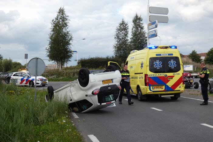 Auto vliegt over de kop en komt op zijn dak terecht