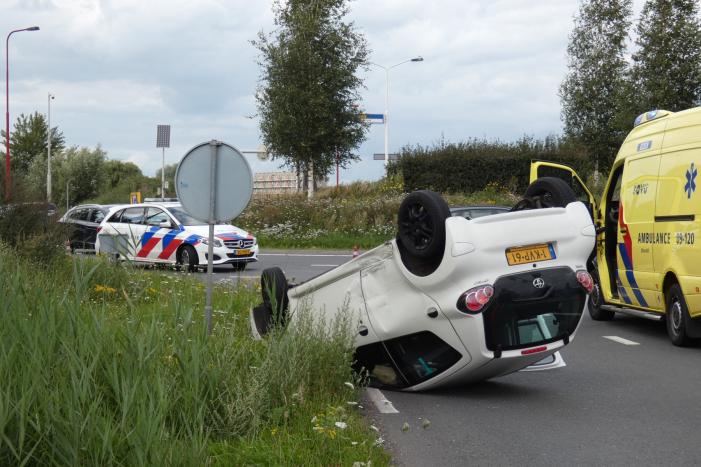 Auto vliegt over de kop en komt op zijn dak terecht