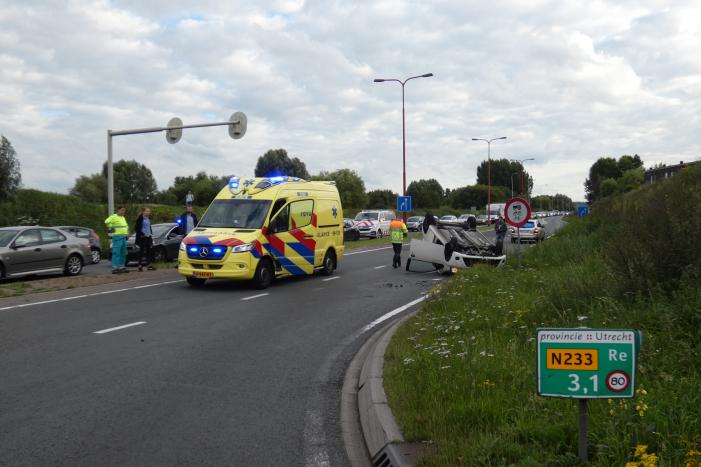 Auto vliegt over de kop en komt op zijn dak terecht