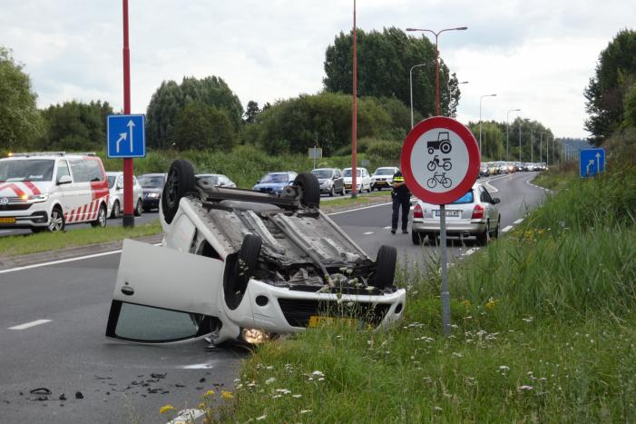 Auto vliegt over de kop en komt op zijn dak terecht
