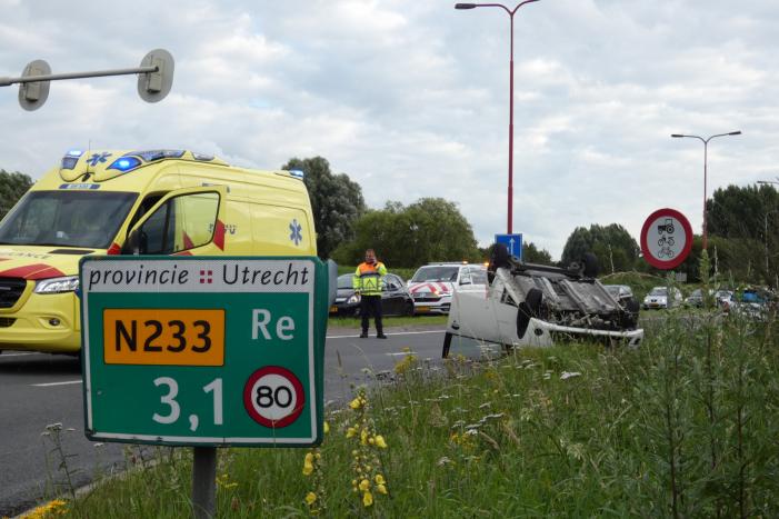 Auto vliegt over de kop en komt op zijn dak terecht