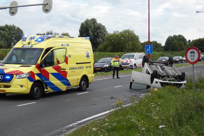 Auto vliegt over de kop en komt op zijn dak terecht