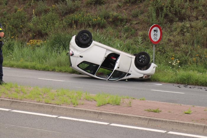Auto vliegt over de kop en komt op zijn dak terecht