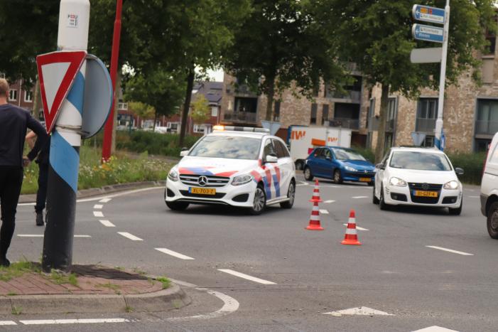 Auto vliegt over de kop en komt op zijn dak terecht