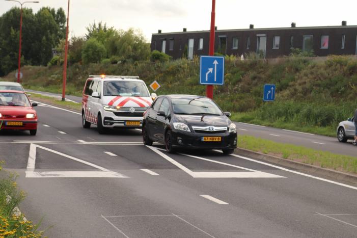 Auto vliegt over de kop en komt op zijn dak terecht
