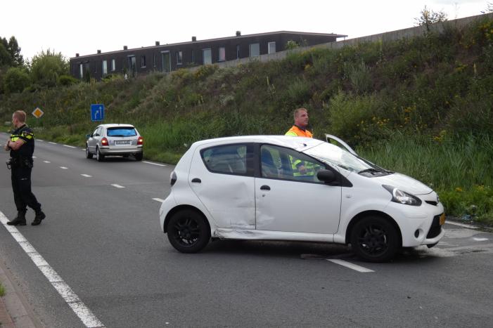 Auto vliegt over de kop en komt op zijn dak terecht