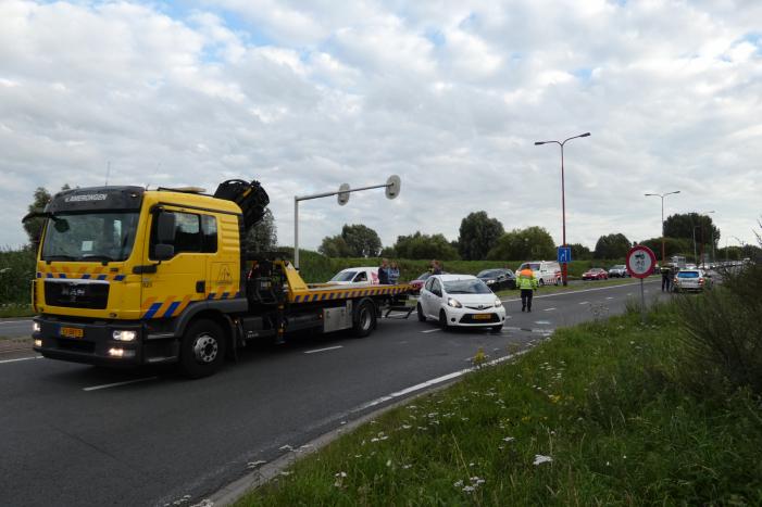 Auto vliegt over de kop en komt op zijn dak terecht