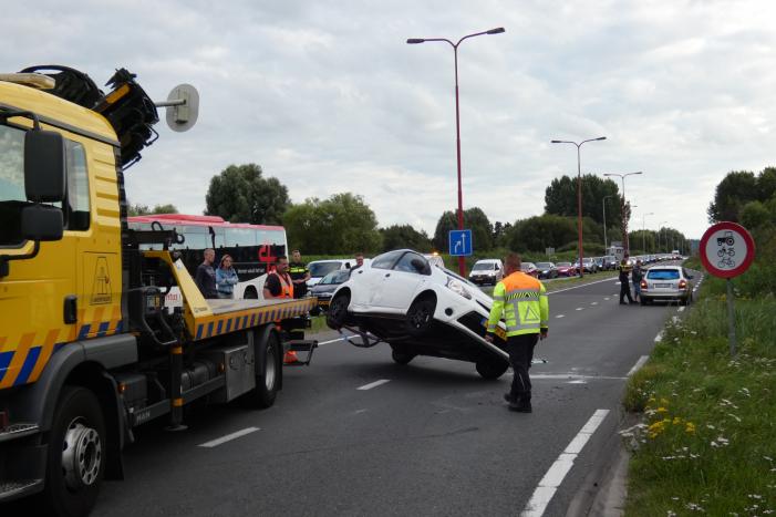 Auto vliegt over de kop en komt op zijn dak terecht