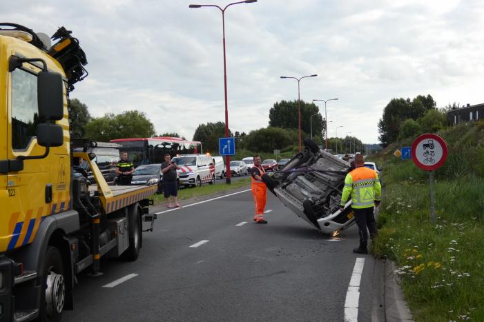 Auto vliegt over de kop en komt op zijn dak terecht