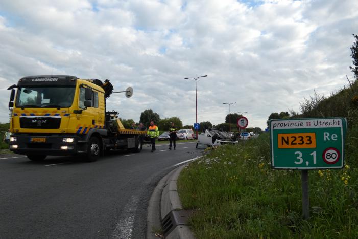 Auto vliegt over de kop en komt op zijn dak terecht