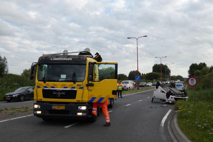 Auto vliegt over de kop en komt op zijn dak terecht