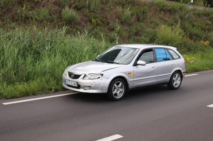 Auto vliegt over de kop en komt op zijn dak terecht
