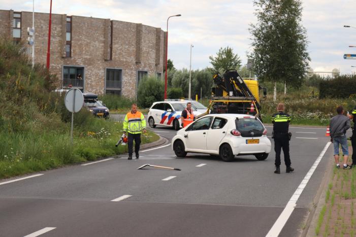 Auto vliegt over de kop en komt op zijn dak terecht