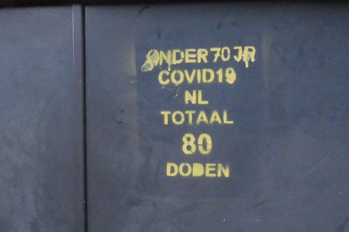 COVID19-overlijdensteksten op elektriciteitskasten geplaatst