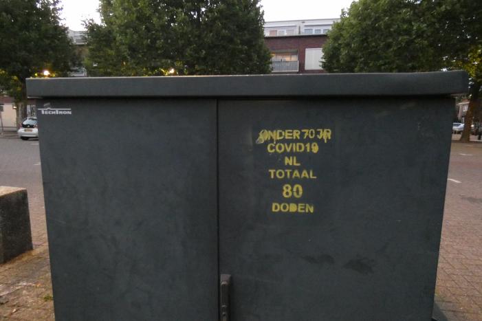 COVID19-overlijdensteksten op elektriciteitskasten geplaatst