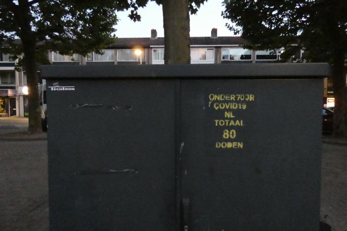 COVID19-overlijdensteksten op elektriciteitskasten geplaatst