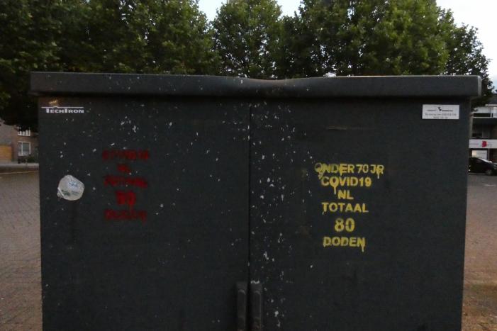 COVID19-overlijdensteksten op elektriciteitskasten geplaatst