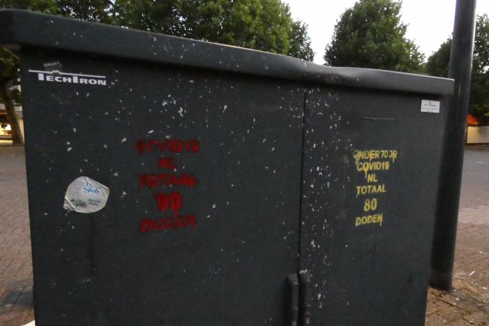 COVID19-overlijdensteksten op elektriciteitskasten geplaatst