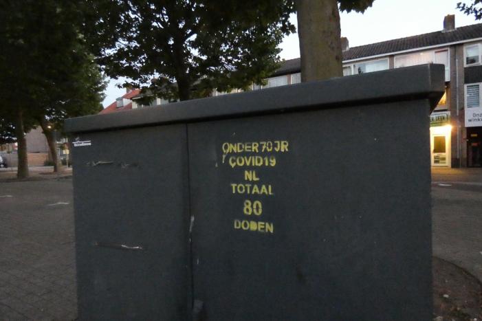 COVID19-overlijdensteksten op elektriciteitskasten geplaatst