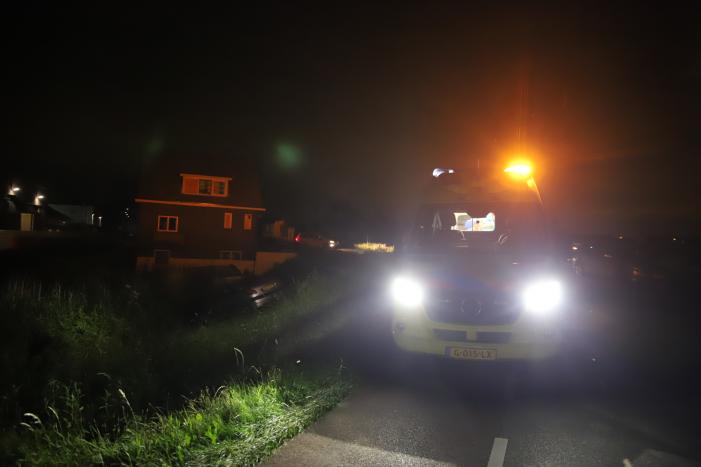 Auto schiet van dijk af na botsing