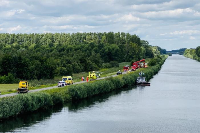 Auto raakt van de weg en belandt in sloot, bestuurder overleden