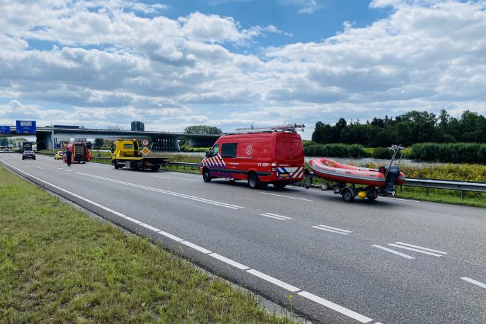 Auto raakt van de weg en belandt in sloot, bestuurder overleden