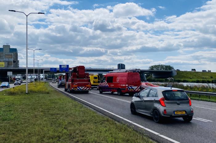Auto raakt van de weg en belandt in sloot, bestuurder overleden