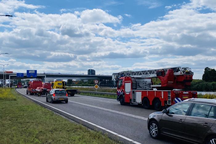 Auto raakt van de weg en belandt in sloot, bestuurder overleden