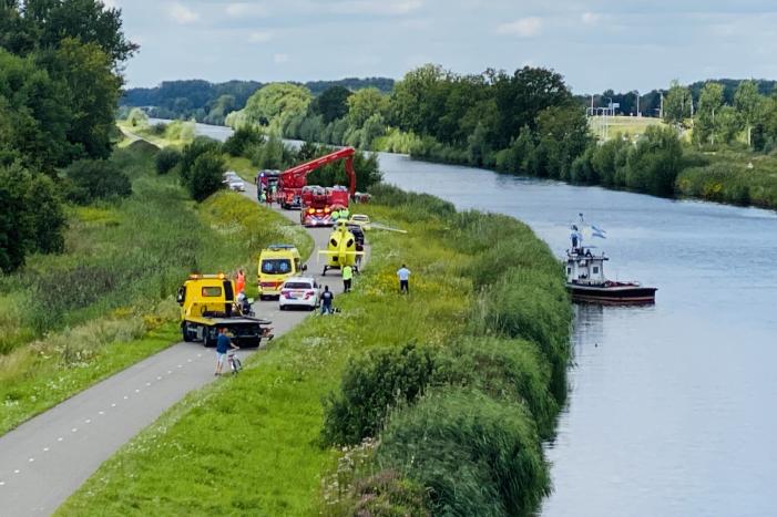 Auto raakt van de weg en belandt in sloot, bestuurder overleden