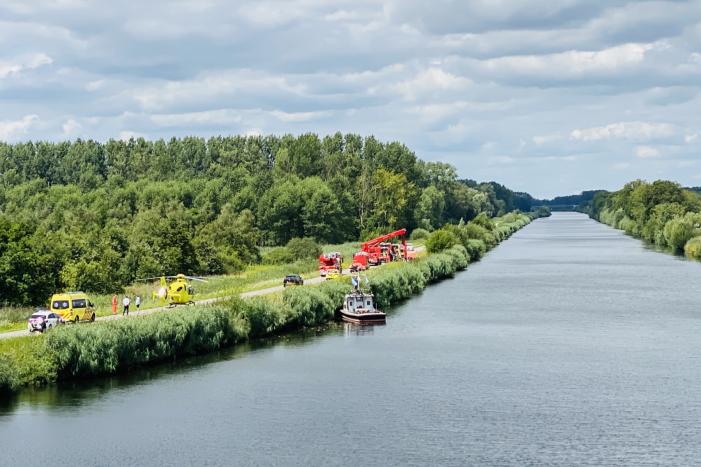 Auto raakt van de weg en belandt in sloot, bestuurder overleden