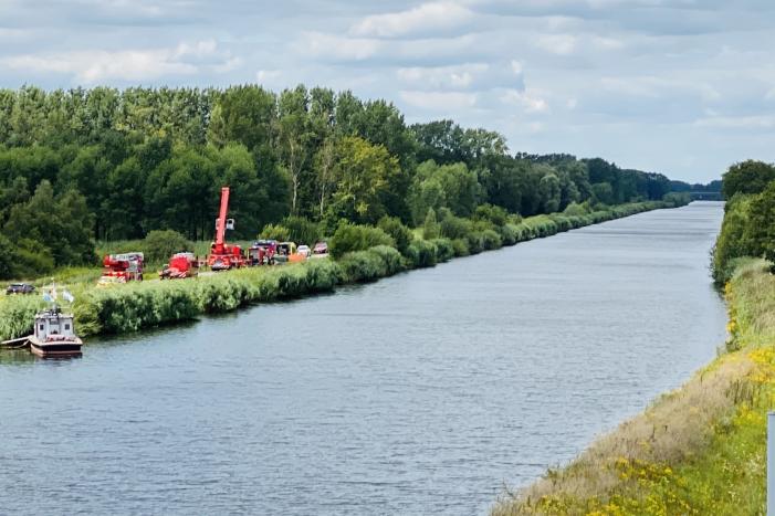 Auto raakt van de weg en belandt in sloot, bestuurder overleden