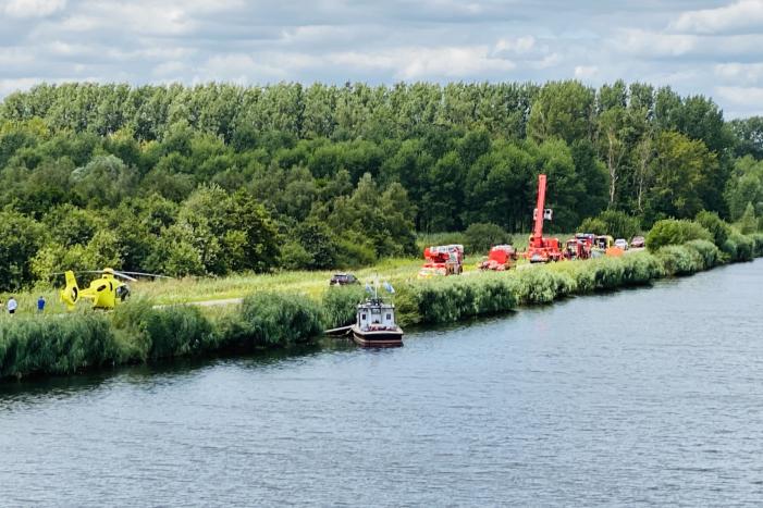 Auto raakt van de weg en belandt in sloot, bestuurder overleden
