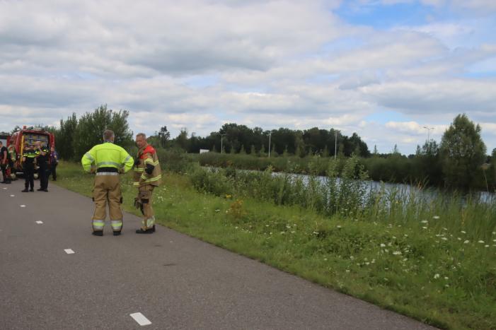 Auto raakt van de weg en belandt in sloot, bestuurder overleden