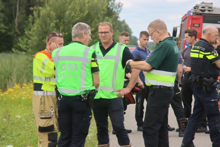 Auto raakt van de weg en belandt in sloot, bestuurder overleden