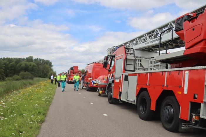 Auto raakt van de weg en belandt in sloot, bestuurder overleden