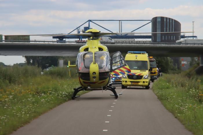 Auto raakt van de weg en belandt in sloot, bestuurder overleden