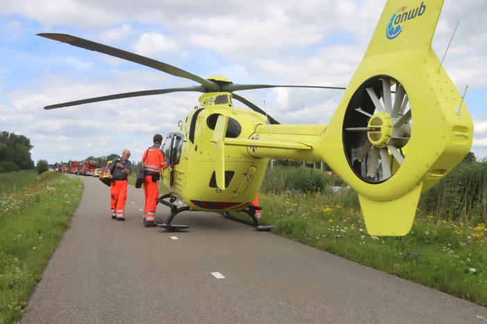 Auto raakt van de weg en belandt in sloot, bestuurder overleden