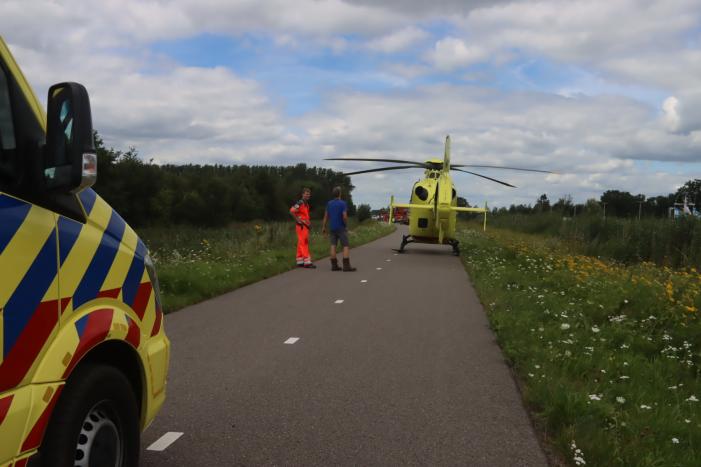 Auto raakt van de weg en belandt in sloot, bestuurder overleden