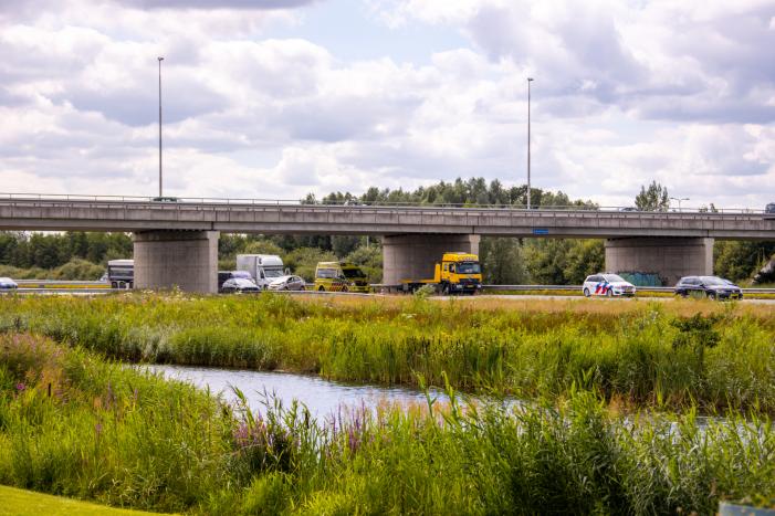 Rijstrook afgesloten door verkeersongeval op snelweg