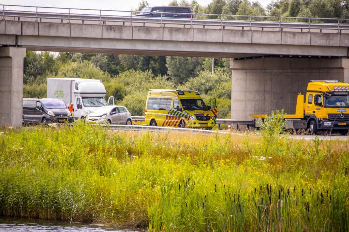 Rijstrook afgesloten door verkeersongeval op snelweg