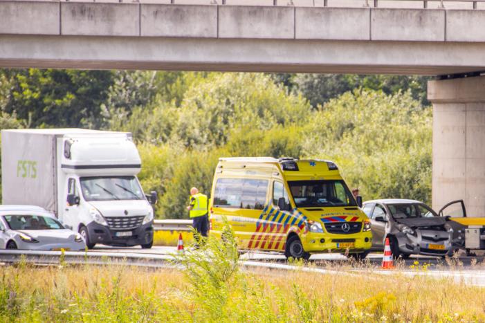 Rijstrook afgesloten door verkeersongeval op snelweg