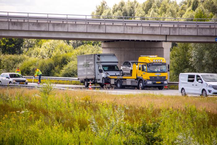Rijstrook afgesloten door verkeersongeval op snelweg