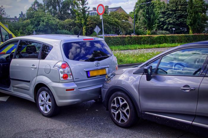 Kop-staartbotsing op kruispunt