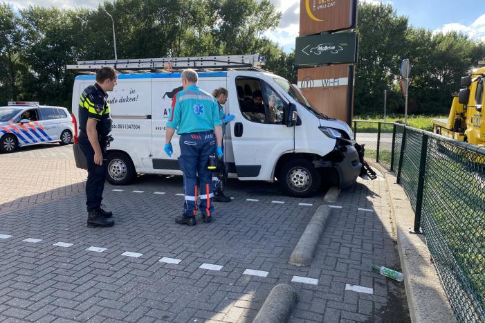 Flinke schade na aanrijding tussen auto en busje