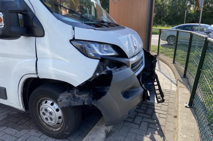Flinke schade na aanrijding tussen auto en busje