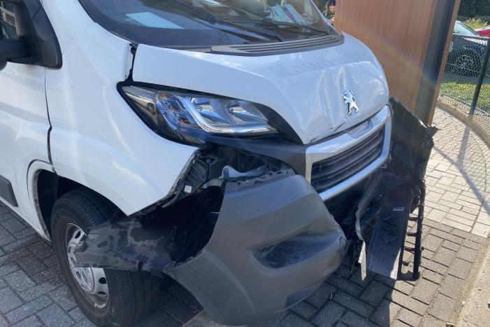 Flinke schade na aanrijding tussen auto en busje