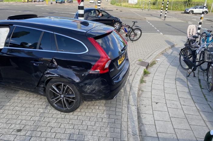 Flinke schade na aanrijding tussen auto en busje