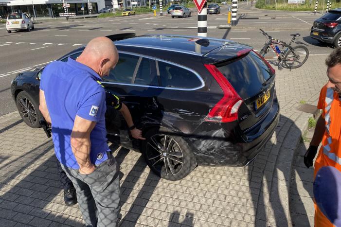 Flinke schade na aanrijding tussen auto en busje